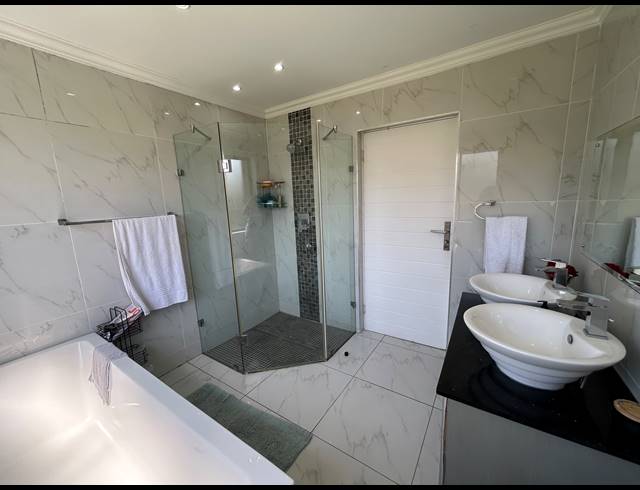 4 BEDROOM FREESTANDING FOR SALE IN PALM LAKES ESTATE